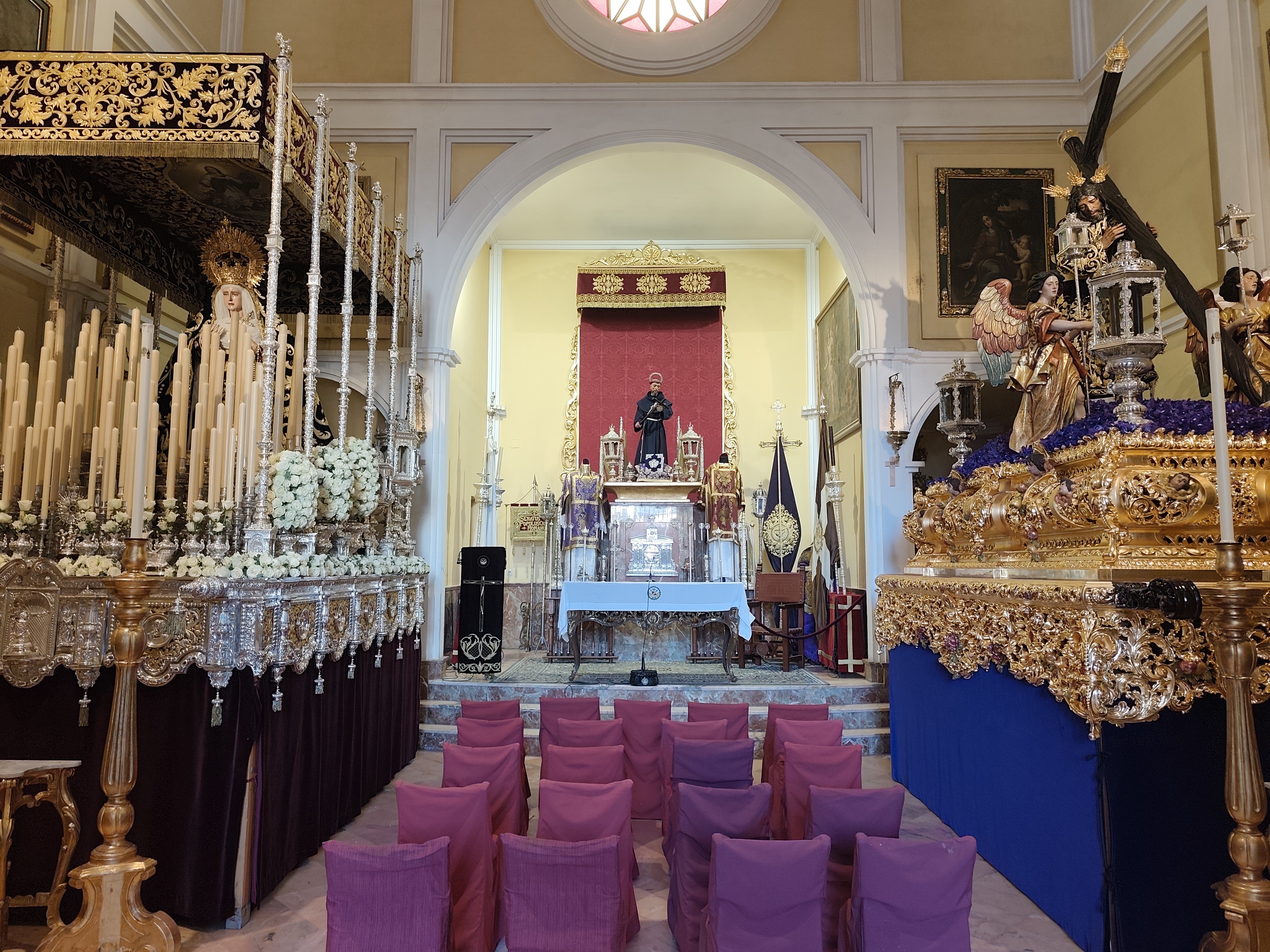 Altar de Insignia y pasos de la Hermandad en la mañana del Lunes Santo.
