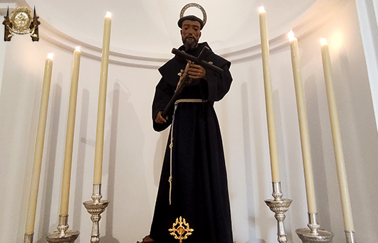 San Francisco de Asís en su hornacina flanqueado por candelabros